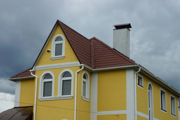 Strych Duży Żółty Prywatny Dom Białymi Oknami Pod Brązowym Dachem — Zdjęcie stockowe