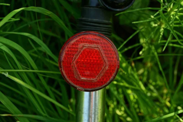 Egy Piros Kerek Műanyag Reflektor Szürke Fém Kerékpár Cső Zöld — Stock Fotó