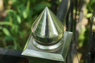 Demir dekoratif bir çitin parçası. Keskin bir detay ve gri metal uçlu.