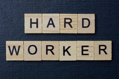 Gri ahşap harflerden siyah bir arkaplanda çok çalışkan bir işçinin ifadesi