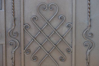 Demir duvarın gri kahverengi metal dokusu ve bir desen içinde ince dallar