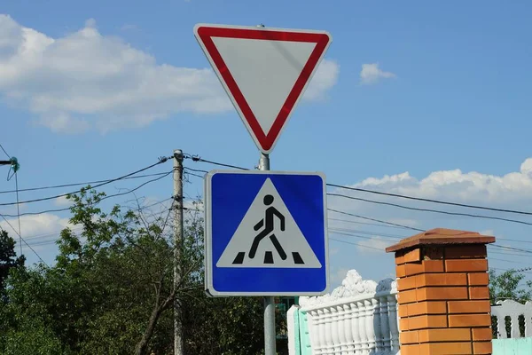 Dvě Dopravní Značky Ustoupí Pěší Křižovatka Kovovém Sloupu Silnice Proti — Stock fotografie