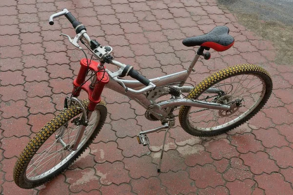 Una Bicicleta Deportiva Vacía Húmeda Encuentra Una Acera Marrón Calle — Foto de Stock