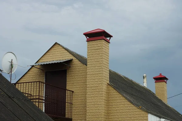 Jeden Hnědý Cihlový Komín Střeše Soukromého Domu Proti Obloze — Stock fotografie
