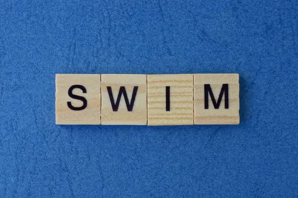 Texto Sobre Palavra Cinza Nadar Pequenas Letras Madeira Com Fonte — Fotografia de Stock