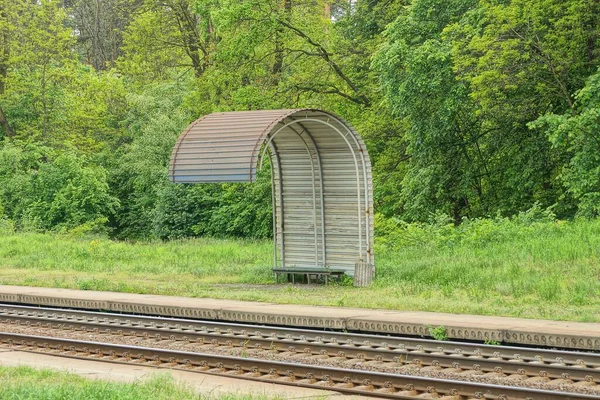 Gris Vacío Viejo Metal Parada Por Ferrocarril Sobre Fondo Hierba — Foto de Stock