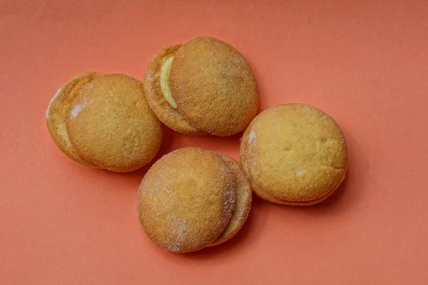 Comida Cuatro Pasteles Redondos Marrones Encuentran Sobre Fondo Rosa — Foto de Stock