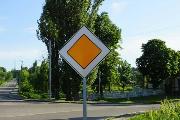 Ein Verkehrsschild Die Hauptstraße Auf Einer Metallsäule Vor Blauem Himmel — Stockfoto