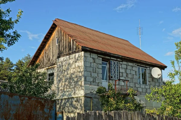 Vieja Casa Ladrillo Gris Con Ventanas Bajo Techo Marrón Oxidado —  Fotos de Stock