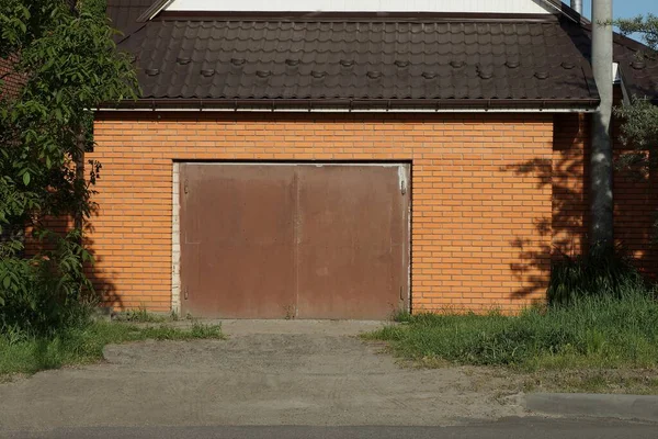 Fachada Garaje Marrón Con Techo Baldosas Una Puerta Hierro Calle — Foto de Stock