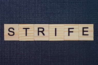  Siyah arkaplanda gri tahta harflerden kelime anlaşmazlığı üzerine metin