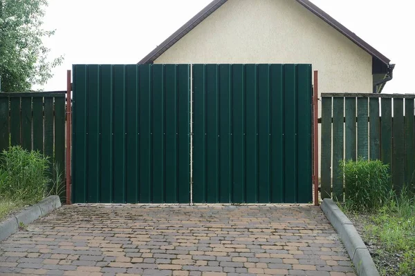 Grote Gesloten Ijzeren Groene Poort Een Deel Van Een Houten — Stockfoto