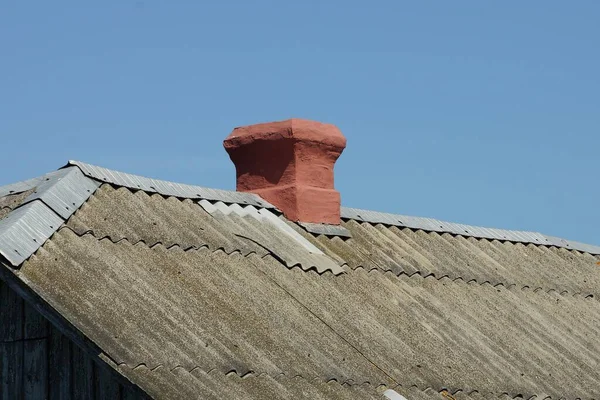 Parte Uma Casa Rural Com Telhado Ardósia Cinza Uma Chaminé — Fotografia de Stock