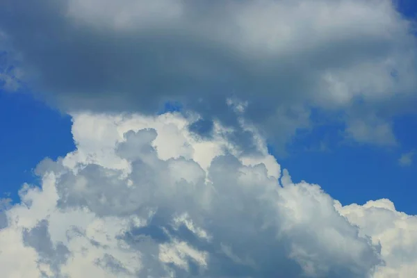 Grauweiße Wolken Blauen Himmel Einem Sonnigen Tag — Stockfoto