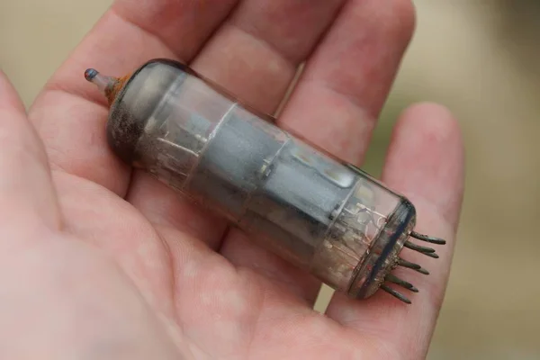 Одна Стара Сіра Скляна Транзисторна Лампа Лежить Відкритій Долоні — стокове фото