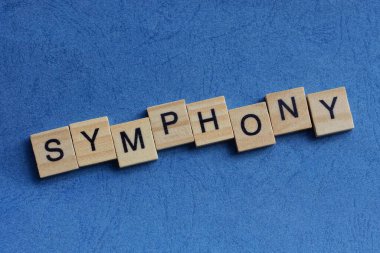  Mavi arkaplanda siyah yazı tipi olan küçük tahta harflerle gri kelime senfonisi üzerine metin