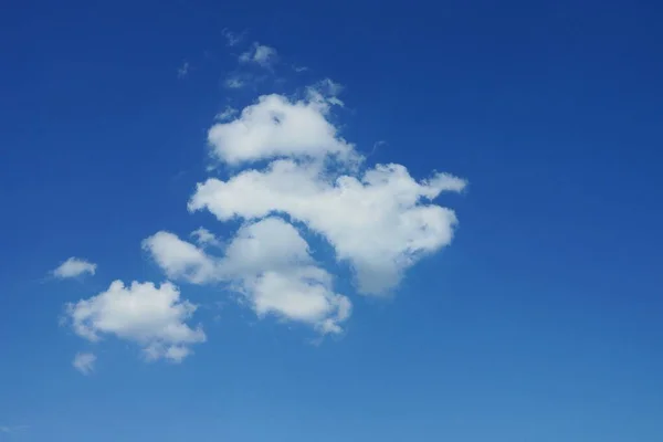 Nuvens Brancas Céu Azul Dia Ensolarado — Fotografia de Stock