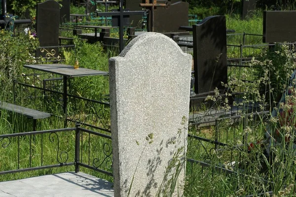 Antiguo Monumento Mármol Gris Cubierto Hierba Verde Vegetación Cementerio —  Fotos de Stock