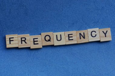 Mavi arkaplanda siyah yazı tipi olan küçük ahşap harflerle gri kelime frekansında metin