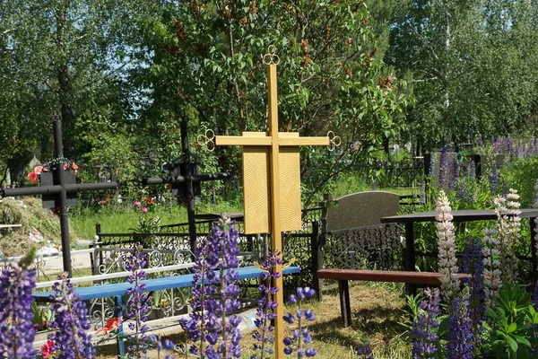 Uma Cruz Ferro Amarelo Cemitério Rua Dia Ensolarado — Fotografia de Stock