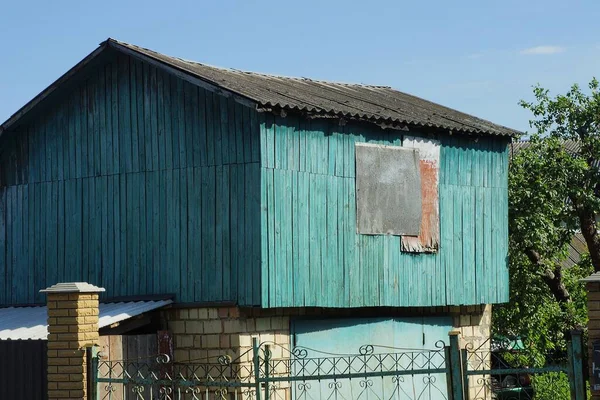 Soffitta Una Casa Legno Rurale Blu Con Una Finestra Sbarrata — Foto Stock