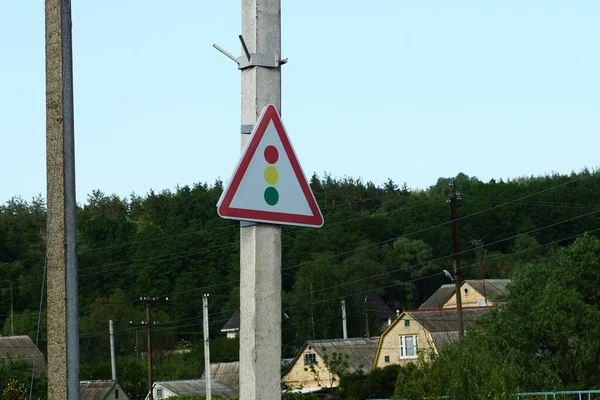 Een Driehoekig Verkeersbord Verkeerslicht Een Grijze Betonnen Zuil Tegen Een — Stockfoto