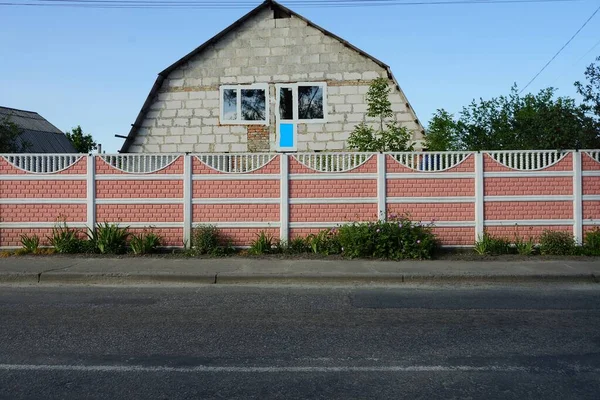 Long Concrete Pink Fence Street Front Brick House Gray Asphalt — Stock Photo, Image