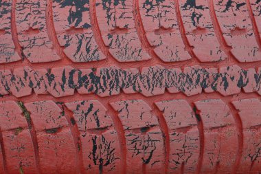 Siyah çizikli eski bir lastiğin kırmızı plastik dokusu.