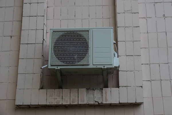 Eine Große Graue Klimaanlage Hängt Draußen Einer Braunen Hauswand — Stockfoto