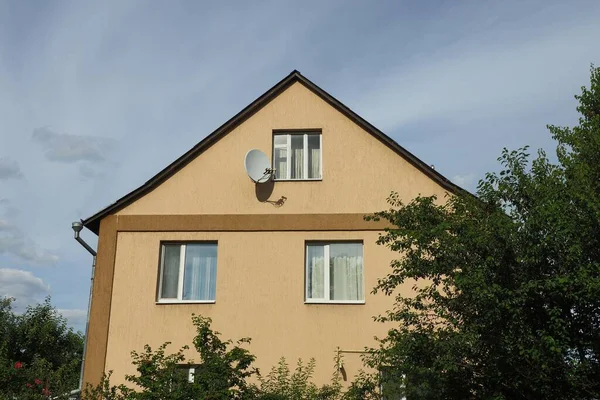 Façade Une Grande Maison Privée Marron Avec Des Fenêtres Blanches — Photo