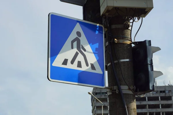 Один Квадратний Дорожній Знак Пішохідний Перехід Бетонному Стовпі Чорним Світлом — стокове фото