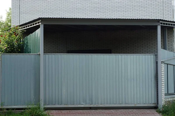 Büyük Gri Bir Metal Kapı Sokaktaki Çitin Bir Kısmı — Stok fotoğraf
