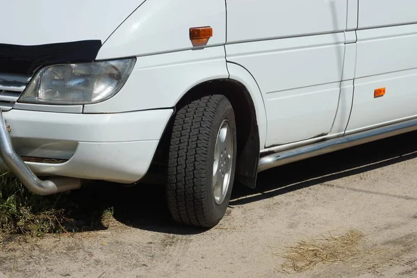 Deel Van Witte Auto Minibus Met Zwart Wiel Grijze Zandweg — Stockfoto