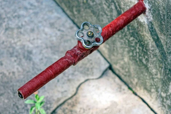 Dlouhá Červená Železná Trubka Šedým Ventilem Betonové Zdi Venku — Stock fotografie