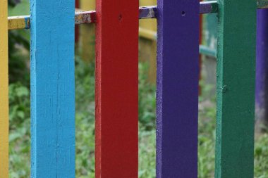 Çit duvarındaki bir sıra tahtanın renkli ahşap dokusu