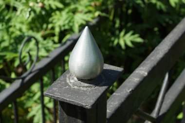 Keskin bir detay ve gri metal uçlu siyah demir dekoratif bir çitin parçası.