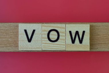 Sözcüğü kırmızı bir masanın üzerinde siyah yazı tipi olan gri ahşap harflerden yaz.