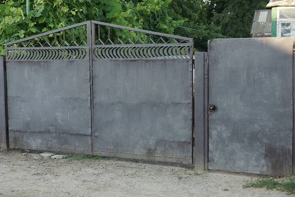 Puerta Hierro Viejo Gris Puerta Cerrada Una Calle Rural —  Fotos de Stock