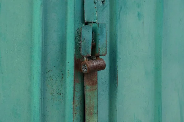 ญแจส าตาลบนประต โรงรถโลหะส ยวป — ภาพถ่ายสต็อก