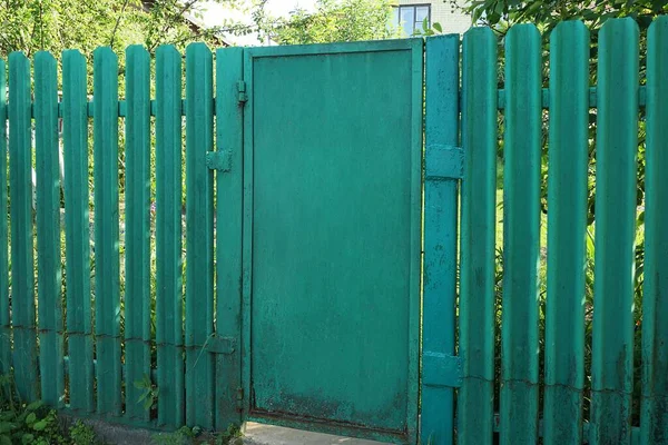 Una Puerta Cerrada Hierro Pared Valla Metal Verde Una Calle —  Fotos de Stock