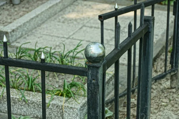 Parte Una Cerca Decorativa Metal Negro Hecha Barras Hierro Tumba —  Fotos de Stock