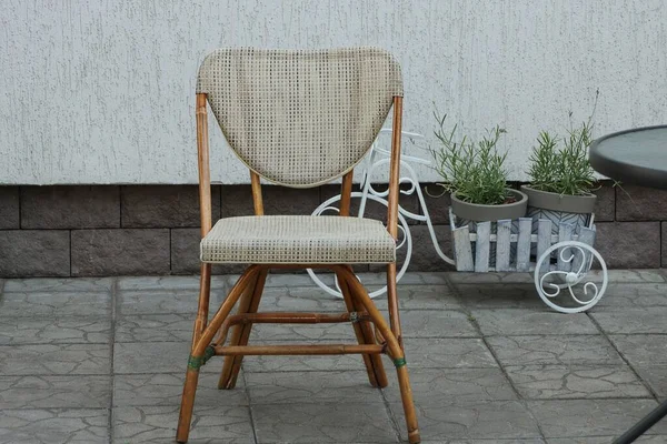 Jedna Hnědá Dřevěná Židle Měkkým Sedadlem Stojí Šedém Chodníku Venku — Stock fotografie