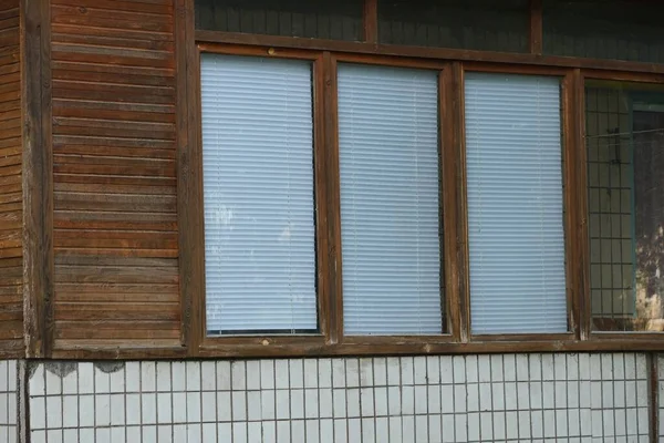 Jedno Duże Okno Białymi Zamkniętymi Okiennicami Brązowej Drewnianej Ścianie Budynku — Zdjęcie stockowe