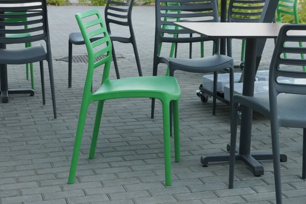 Grüne Und Schwarze Plastikstühle Neben Dem Tisch Stehen Draußen Auf — Stockfoto