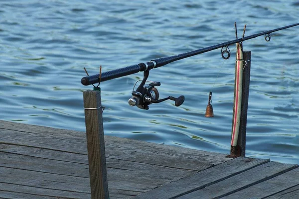 Vara Pesca Com Carretel Nas Tábuas Madeira Cinza Ponte Perto — Fotografia de Stock