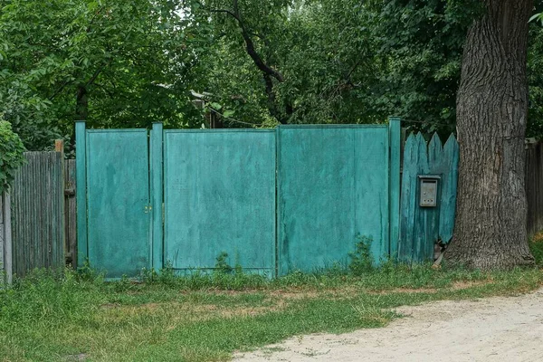 Cancello Verde Ferro Recinzione Legno Rurale Sulla Strada — Foto Stock