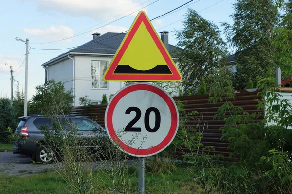 Dwa Znaki Drogowe Próg Zwalniający Ograniczenie Prędkości Ulicy Przy Drodze — Zdjęcie stockowe
