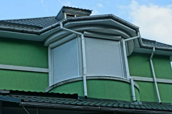 Balcon Fermé Avec Stores Blancs Dans Grenier Vert Une Maison — Photo