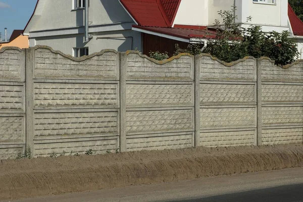 Ένα Θραύσμα Από Ένα Γκρίζο Τοίχο Ενός Τσιμεντένιου Ιδιωτικού Φράχτη — Φωτογραφία Αρχείου