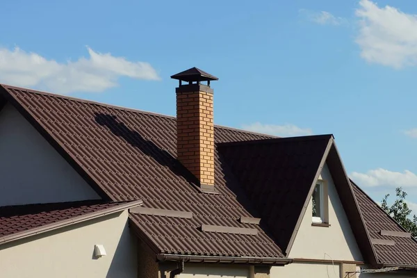 Braunes Ziegeldach Eines Grauen Privathauses Mit Fenster Und Einem Gemauerten — Stockfoto